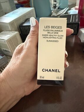 CHANEL Les Beiges Sheer Healthy Glow Highlighting Fluid - Sun-kissed